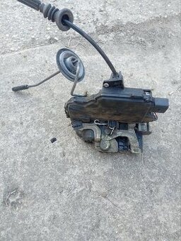 pravý predný zámok Golf 4