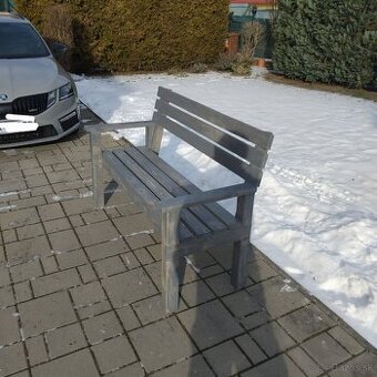 Masívna lavička (borovica)