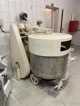 Miešací stroj na cesto