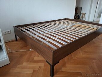 Posteľ s roštom 140x200