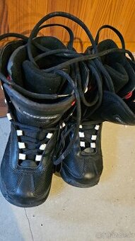 Topanky na snowboard.