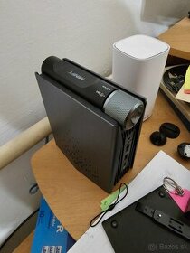 Mini PC s monitorom a s klávesnicou a myšou. - 1