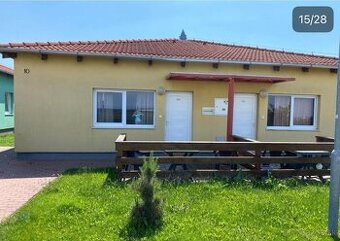 Vaša oáza pokoja pri vode – zariadená 2-garsónka s terasou