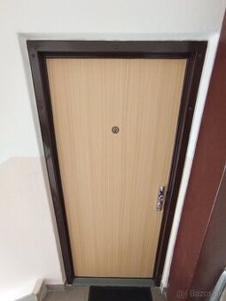 Exteriérové dvere do bytu 80