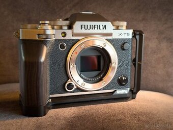 Predám profesionálny Fujifilm X-T5 s objektívmi
