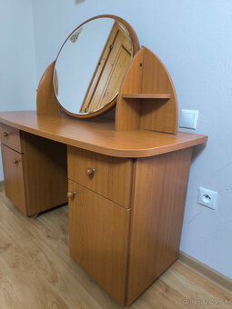 Toaletný stolík so zrkadlom