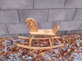 Drevený hojdací koník