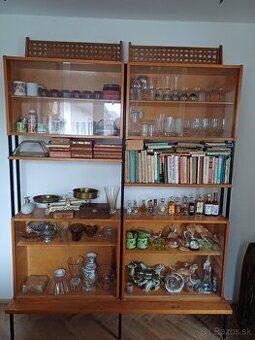 Sklenená vitrína s rozkladacím stolom