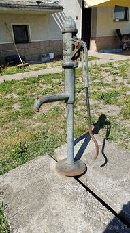 Stará/starožitná ručná pumpa