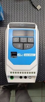 Predám 2 ks- frekvenčné meniče VersiDrive i (VD i 037/E) - 1