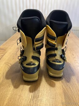 Lyžiarky a lyžiarska prilba