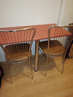 Jedálenský stôl +2 stoličky