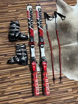 Lyže lyžiarky lyžiarske palice.