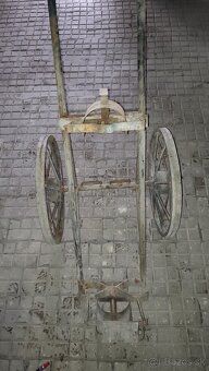 Vozík zo starých hasiacich pristrojov CO2