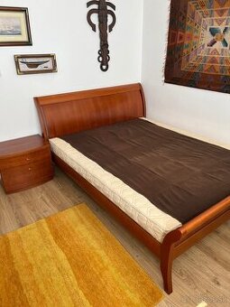 2 postele z masívu a 5 nočných stolíkov na predaj