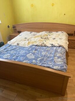 Manželská posteľ s matracom a nábytkom