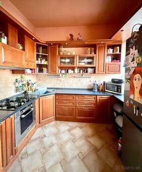 Dvojpodlažný rodinný dom s pivnicou v blízkosti centra mesta - 1