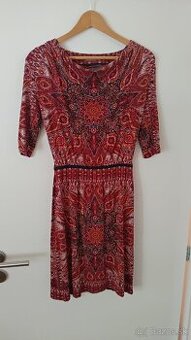 Krásne vzorované šaty Orsay