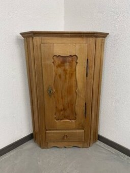 Rohová skrinka do chalupy - 1