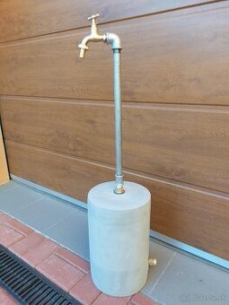 Dizajnová betónová záhradná točka na vodu