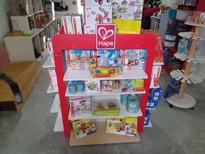 Regal, stojany a závesný system do predajne