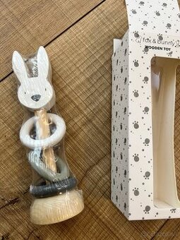 Nová drevená hrkálka / nasadzovačka Fox & Bunny – Zajko