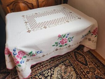 Krásny maslový obrus zdobený veľkými ružovými ružami a malým