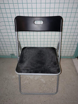 12-Skladacia stolička s kovovou lakovanou konštrukciou