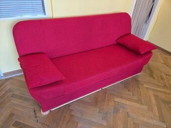 Štýlová červená rozkladacia pohovka – kompaktná a pohodlná