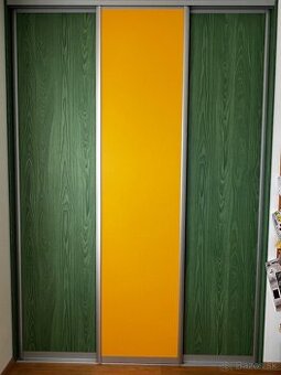 Nadčasová šatníková skriňa