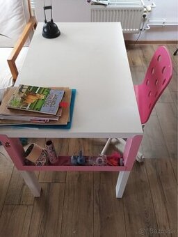 Písací stôl a stolička