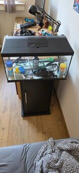 Predám 60 l akvárium, komplet, aj skrinka.