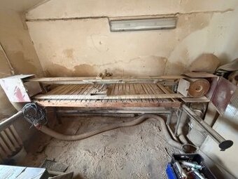 Veľká pásová brúska na drevo s odprašovaním