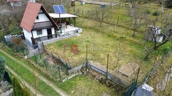 Záhradná chatka s krásnym výhľadom na mesto v osade Skala