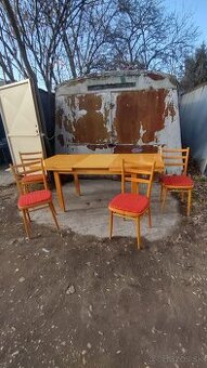 Predám 4 x retro stoličky a veľký roztahovaci stôl cena 70 e