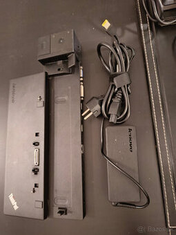 2× Lenovo Ultra Dock 40A2 + 2× Lenovo 90 W adaptér