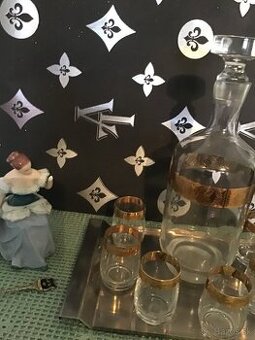 ZNAčENé SOšKA S CHYBAMI,KARAFA ,PREKRáSNE POHáRE NA VíNO