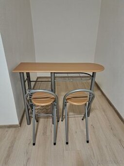 Barový pult so stoličkami