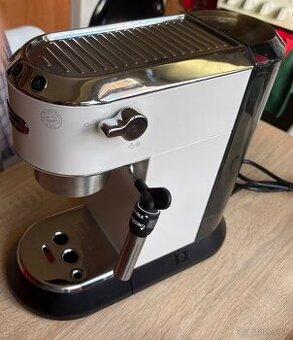 Pákový kávovar De'Longhi EC685