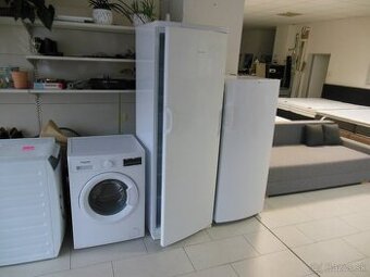 Práčka,chladnička.