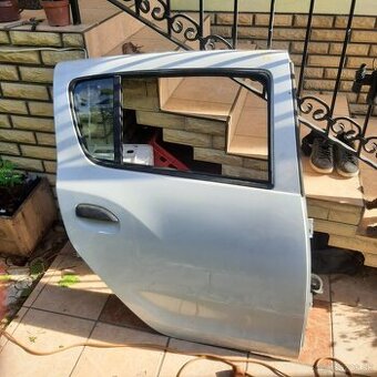 Dacia Sandero dvere pravé zadné biele