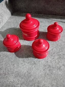 Retro červene dózy