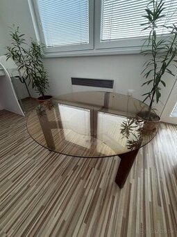 Okrúhly konferenčný stolík