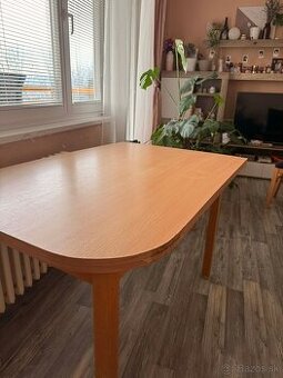 Jedálenský stôl so stoličkami