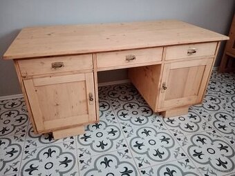 Starý, psací stůl po renovaci