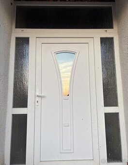 Plastové dvere so svetlíkmi