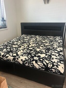 Manželská posteľ s úložným priestorom