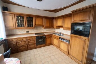 Kuchynská linka – MASÍVNE dvierka – NA SKLADE