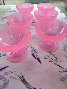 zmrzlinove poháre z ružového skla