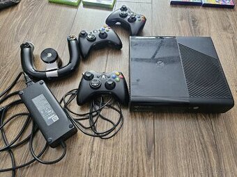 XBOX 360 + 3 ovládače + kinect + volant + hry